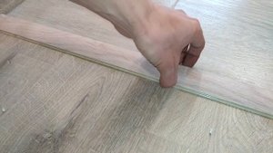 Установка межкомнатного порожка. Порожек на клей.