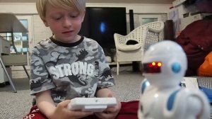 Моя новая игрушка робот. Разговаривает и танцует