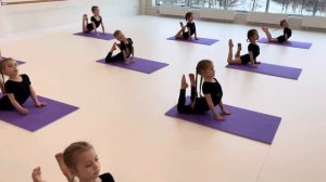 Развитие физических данных и акробатика. Дети 5-7 лет. Театр танца "Шаги".