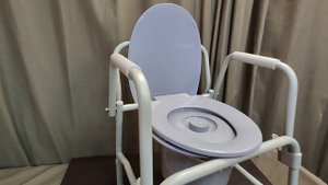 Кресло туалет с санитарным оснащением и откидными поручнями 10583.