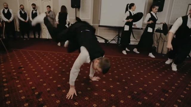 Шоу танцующих официантов