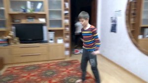 Мальчик-самоучка! Обучает,как стоять на руках .