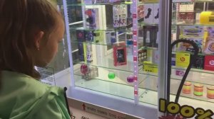 ЧТО ВЫИГРАЮТ ШКОЛЬНИЦЫ НА 1000 РУБЛЕЙ В 100% АВТОМАТЕ С ПРИЗАМИ?!!!