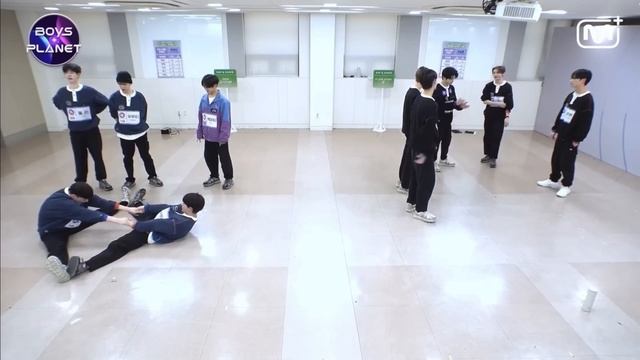 the boys planet zoom and ggang practice room is chaotic