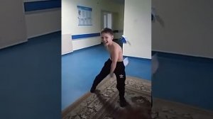 Пацан решил станцевать стрепциз, пхаха он бревно.