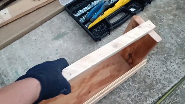 Кормушка для курочек из остатков вагонки и небольшой доски 📏🔨🪚#строимсами #кормушкадлякур #кормушка