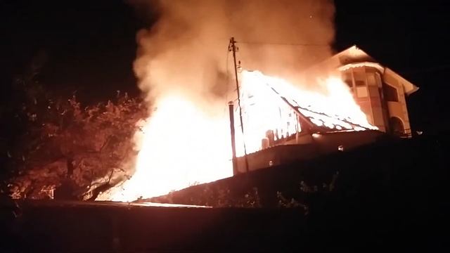 Пожар чпстного дома в Сочи на ул.Олтмпийская, район Макаренко смотреть онлайн