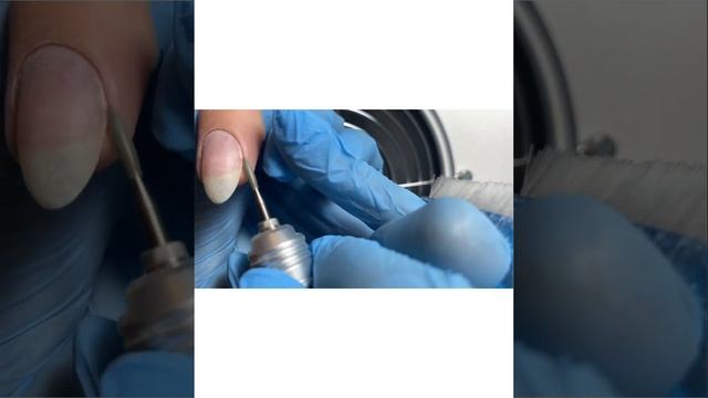 Комби маникюр с покрытием комуфлирующей бызы
