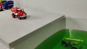 Машинки падает на зелёною воду.