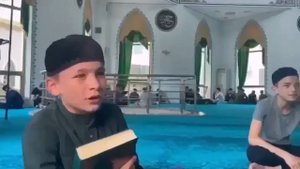 Маленький чеченец, читает нашид в мечете🐺☝