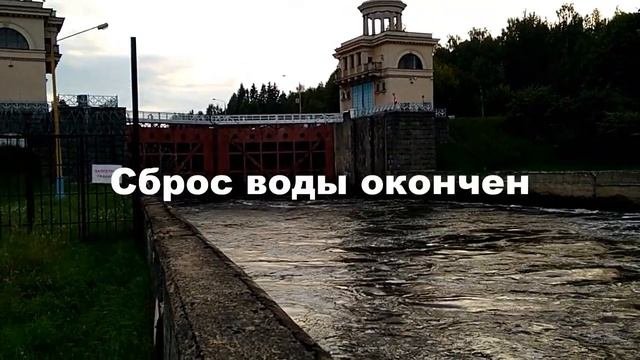 Смотрите на шлюзование корабля!