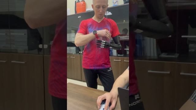 Кибернетическая рука у спортсмена