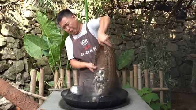 半盆石頭，二弟做“石頭腰花”，淋上湯汁，嫩滑開胃！ 【鐵鍋視頻】