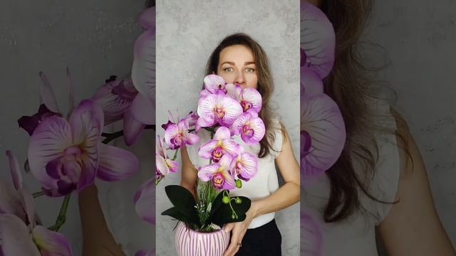 Украшаю пустующую полку и создаю  уют #орхидея #интерьер #цветыдома #орхидеяцветет #декор #длядома
