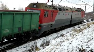 Выходит со станции, грузовой поезд с электровозом 2ЭС6-012