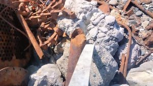 Сотни тонн металла на поверхности.