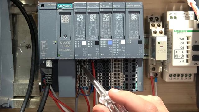 Siemens ET200SP Input induction sensor wiring and Output transistor to relay wiring +TIA programmin смотреть онлайн