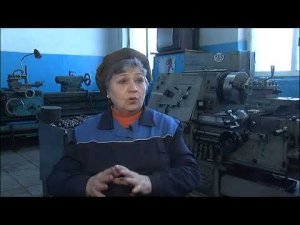 Уникальная женщина в 73 года работает в цехе токарем