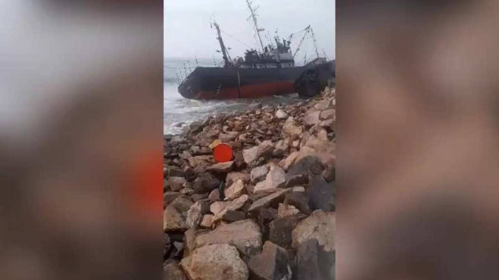 Рыболовецкое судно прибило к берегу в Приморье