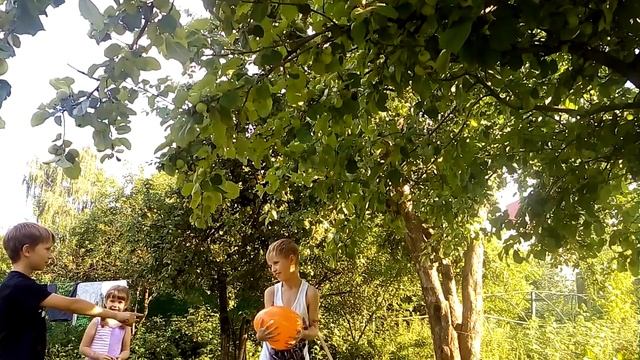 Лопаем гиганский шарик с водой. смотреть онлайн