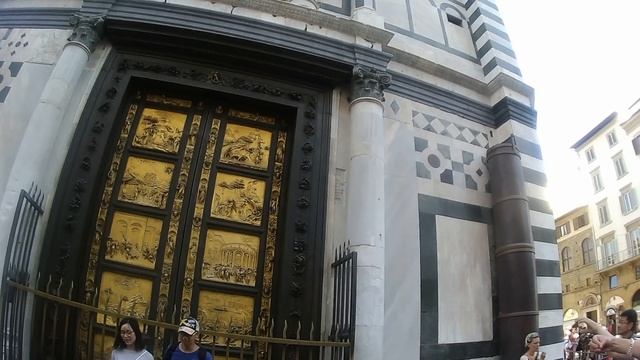 Италия. Флоренция. Баптистерий Сан-Джованни - расположенный на Соборной площади (Пьяцца дель Дуомо)