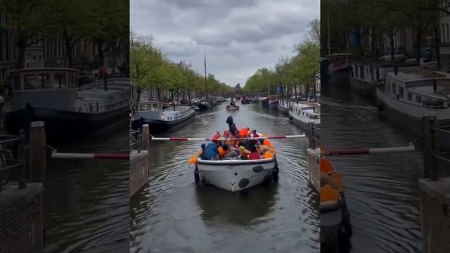 Man falls in river water during boat ride. смотреть онлайн