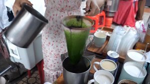 Bangkok Girl Sells Coffee Every Morning (PloySai Coffee) - Thai Street Food