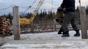 Учебный спарринг на скользкой поверхности.  Один нападает другой защищается и контратакует.