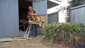 Рубка дров дровоколом.