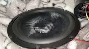 разряженный дексп из последних сил  раскачивает динамик на 40 ватт