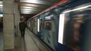 Поезд Москва 2019 на станции метро Академическая