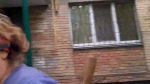 Сумасшедшая бабка садит цветы на дороге