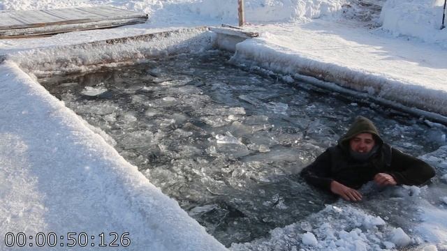 Человек провалился под лед: как выжить самому и спасать других