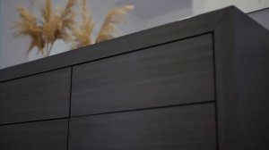 Кухня в стиле Хай-тек с крашенными фасадами, шпоном и искусственным камнем