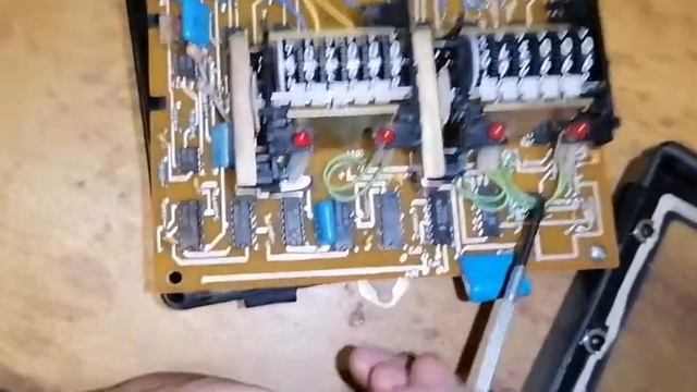 Разобрал прибор! И нашёл редкие радиодетали.