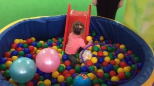 Игровой центр. Сухой бассейн с шариками и горка