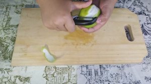 6 Stunden ohne Unterbrechung. Deutsches Rezept. Ein einfaches Rezept mit Gurke und Zitrone.