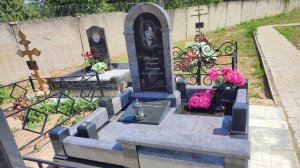 Мемориальный комплекс женщине из гранита Визаж Блю и Букинского
