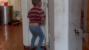 Наказоный ребенок танцует в углу