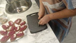 Селедка на свёкле (бутерброды). Марафон новогодних закусок 2025.