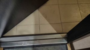 Хромированные накладки на порог входной металической двери.
