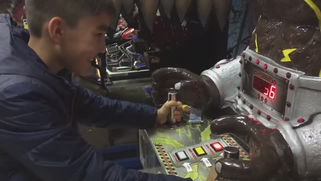 Дал школьнику 2 тысячи ? поиграть в автоматы, Что выиграет школьник на 2 тысячи mp4 смотреть онлайн