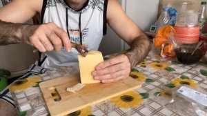 Показываю как за пару секунд порезать сыр тонкими ломтиками ровно