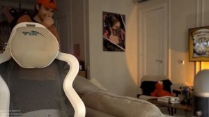 К АМИНЕ Tenderlybae ВОРВАЛИСЬ ВОРЫ ПРЯМО НА СТРИМЕ!! Кореш спалил Амину на СТРИМЕ Хазяева