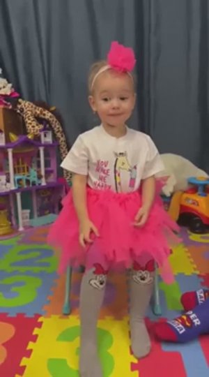 Детская игрушка. Таня и папа играют