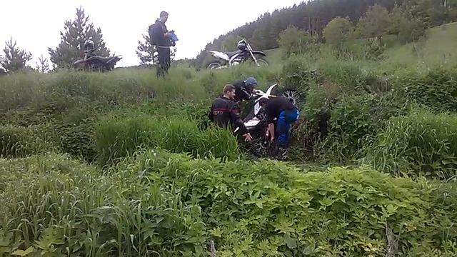 Эндуро покатушки немножко застряли в мелком болоте смотреть онлайн