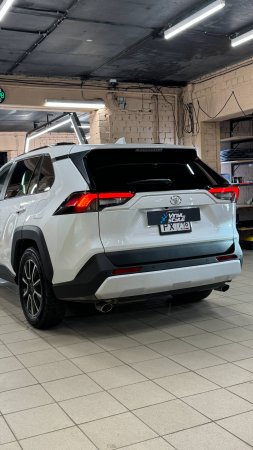 Toyota Rav 4 - бронирование кузова полиуретановой плёнкой и тонировка задней полусферы