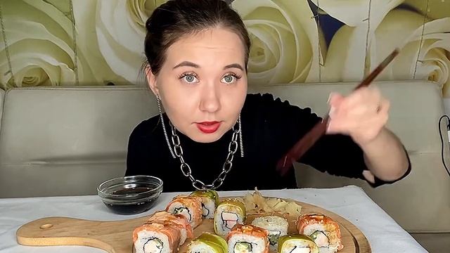 MUKBANG🔥/ СФЕРА ОБСЛУГИ И НЕДОВОЛЬНЫЕ ТЕТКИ С КЛИЕНТАМИ / ОБЗОР НА ДОСТАВКУ ФУДЗИЯМА🍱🍣🍤✌🏽