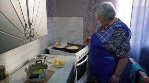 Как вкусно мы с мамой готовим картофельные шарики и обедаем с ней за столом огурцами и помидорами