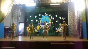 Танец под песню "Вставай, с первыми лучами , вставай". Закрытие смены.